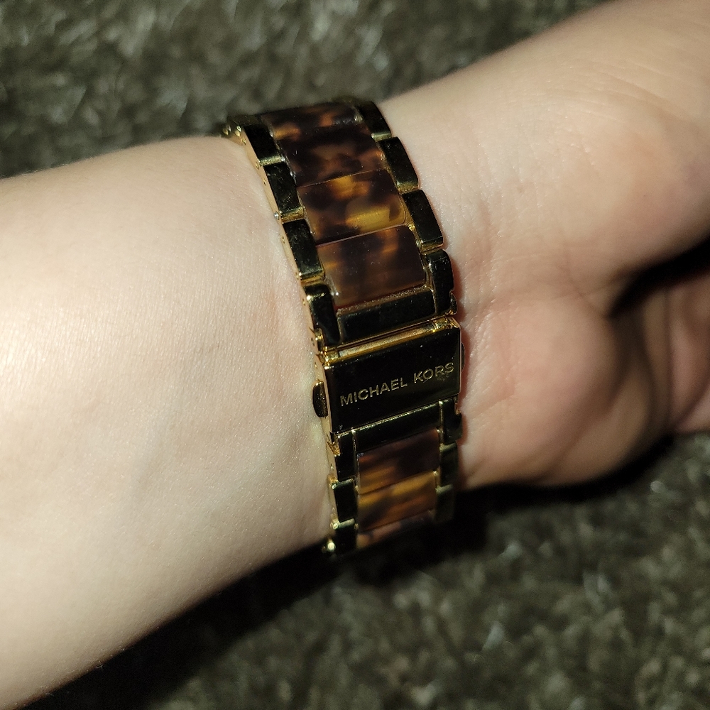 MK ROUND CRYSTAL WATCH - Picture 3 of 5